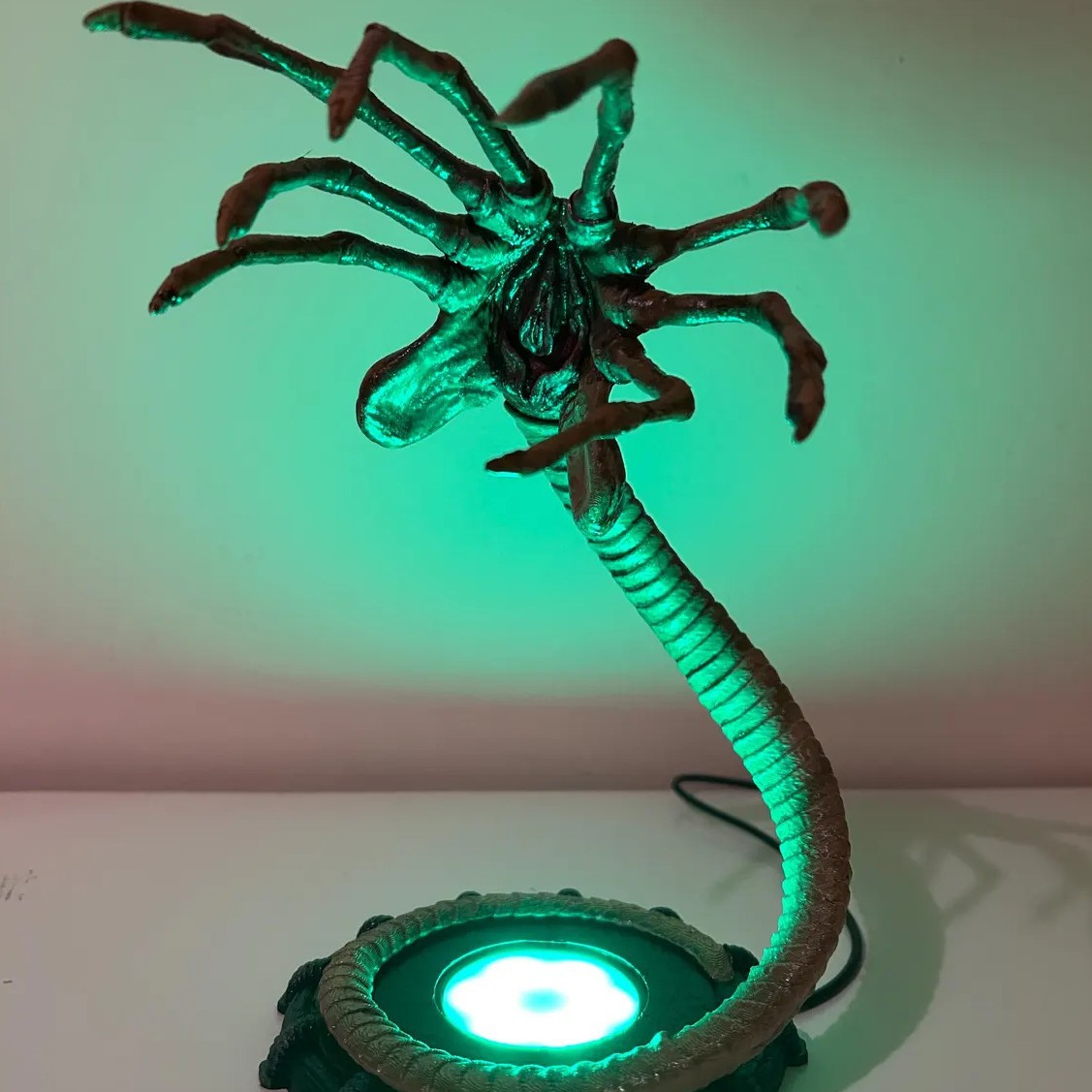 エイリアンフェイスハガーランプナイトライト、LEDライト付き - Home Decor Inspo のレビューと価格