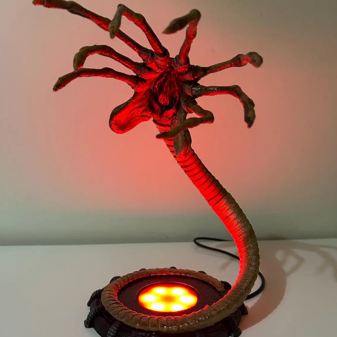 エイリアンフェイスハガーランプナイトライト、LEDライト付き - Home Decor Inspo のレビューと価格