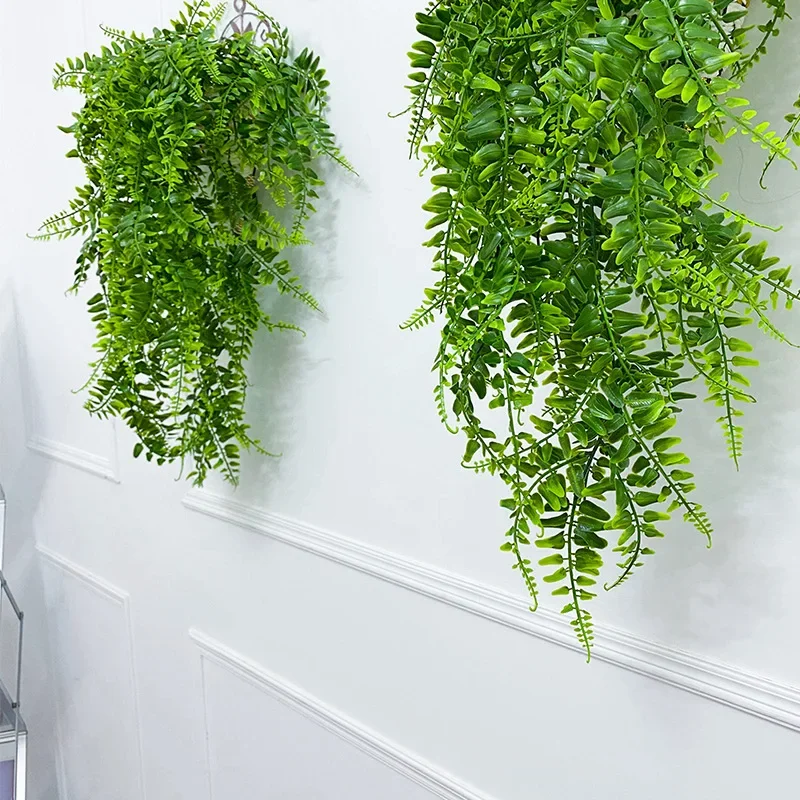人工吊り下げ植物 32 インチ フェイクボストンシダ プラス - Rattan Plant Basket のレビューと価格