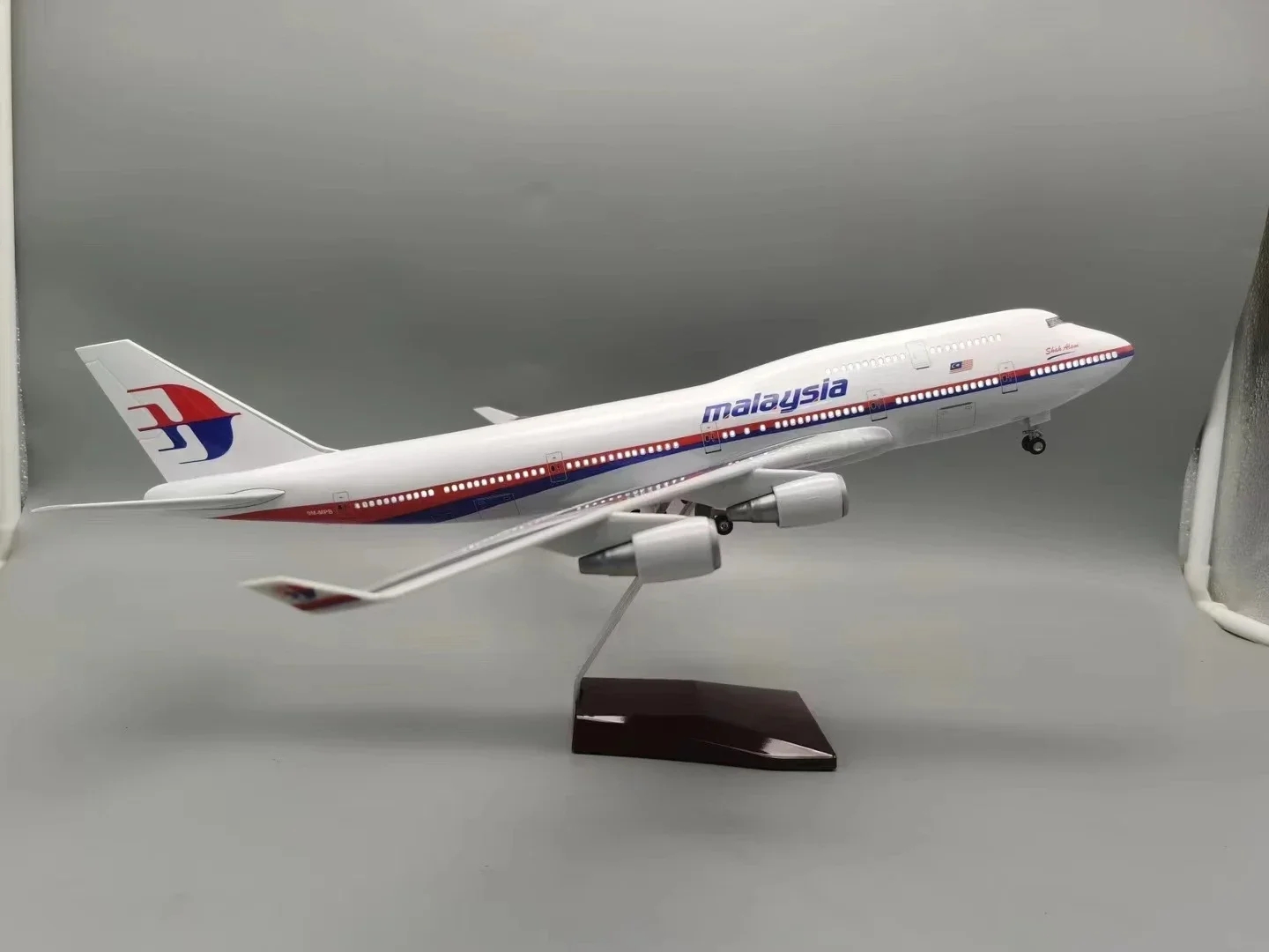 B747 マレーシア航空 1/150スケール 47cm 飛行 - Home Decor Malaysia のレビューと価格